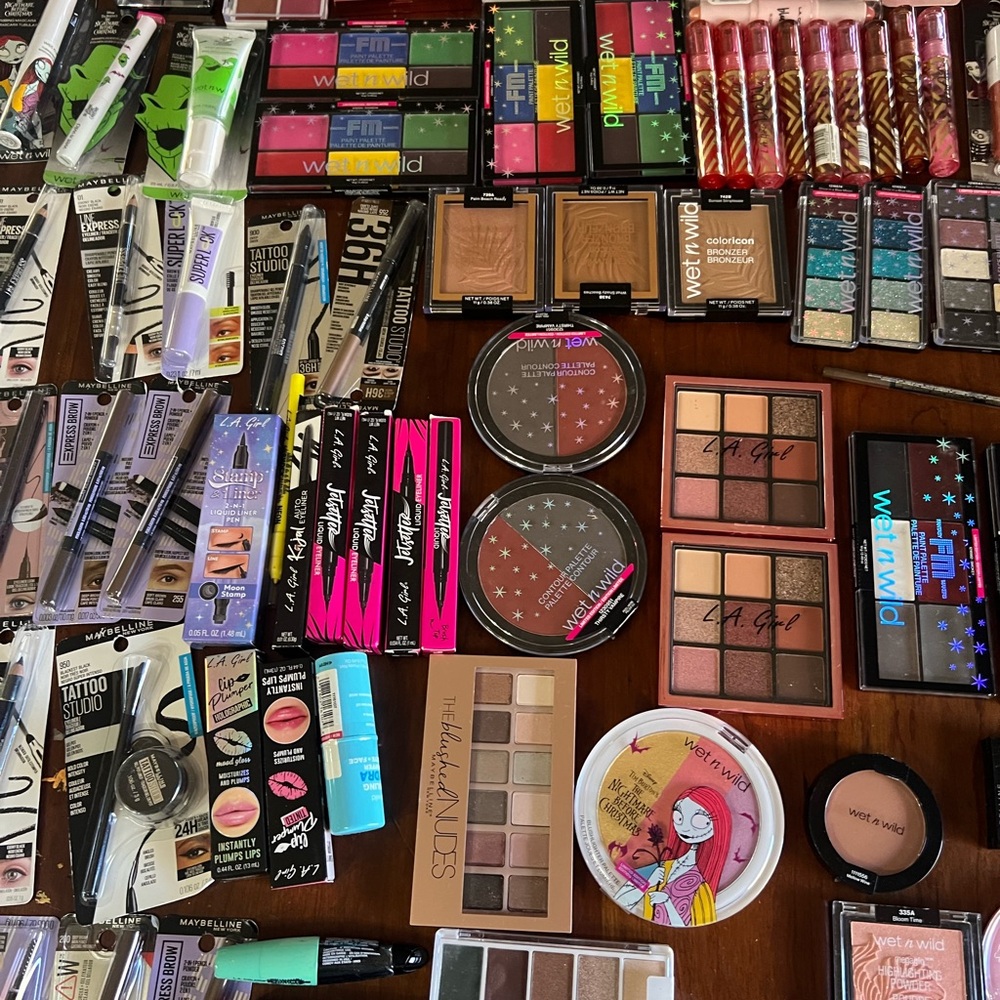 Makeup Bundle - Picture 2 of 8